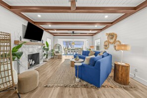 Smart-TV, Kamin, Stereoanlage, Drucker