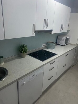 Fridge, microwave, dishwasher, coffee/tea maker - Bahia de Algeciras, close to the beach. (Algeciras)
