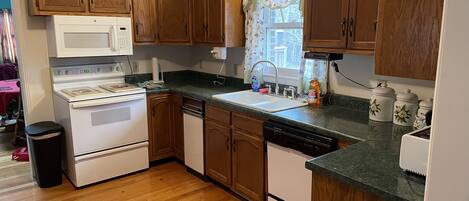 Fridge, stovetop