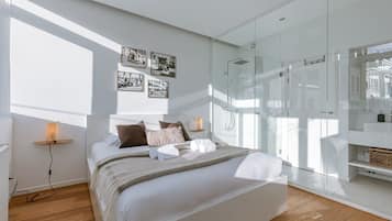 2 bedrooms, desk, WiFi, bed sheets