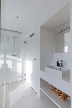 Douche, sèche-cheveux, serviettes fournies, savon