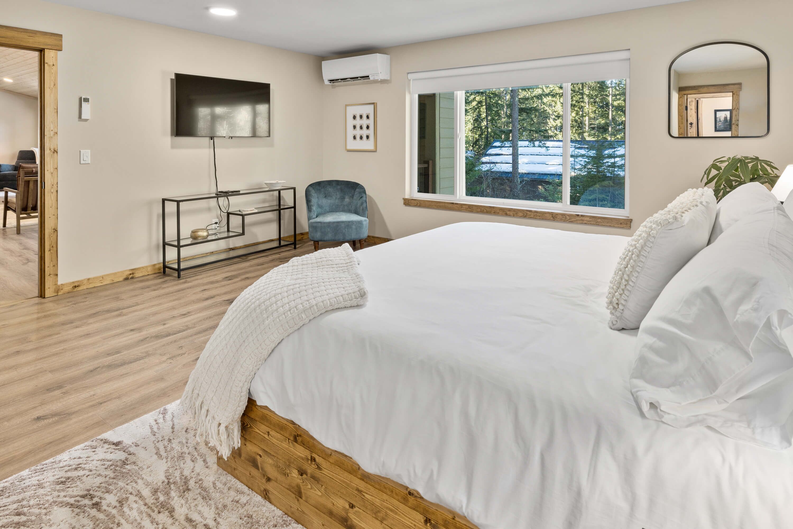 5 chambres, fer et planche à repasser, lit de bébé portatif