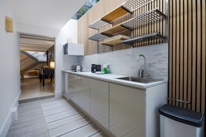 Micro-ondes, lave-vaisselle, cafetière/bouilloire, grille-pain