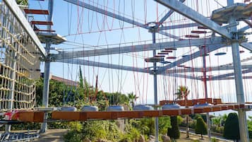 Zona de juegos infantil al aire libre