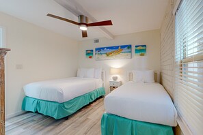 2 bedrooms, WiFi, bed sheets - Shared Pool, Charcoal Grill, Golf Cart access (Port Aransas)