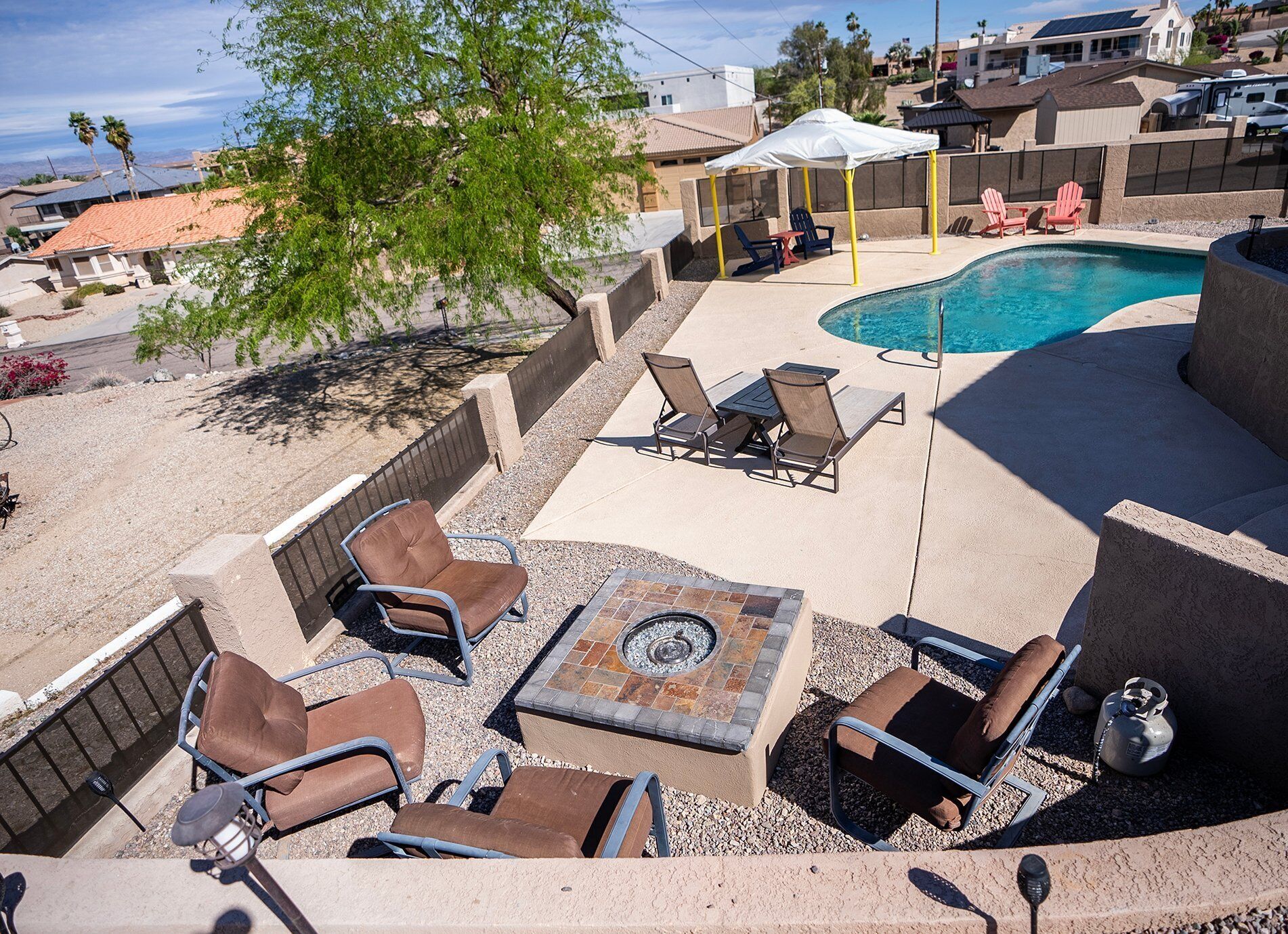 Desert Dreaming! Modern 4 bdr, pool, gameroom, Lake side of Hwy, Lake