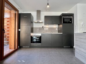 Kjøleskap, mikrobølgeovn, ovn og oppvaskmaskin