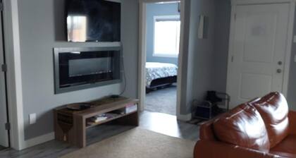 3 minutes to the lake for. lower suite with separate entrance.