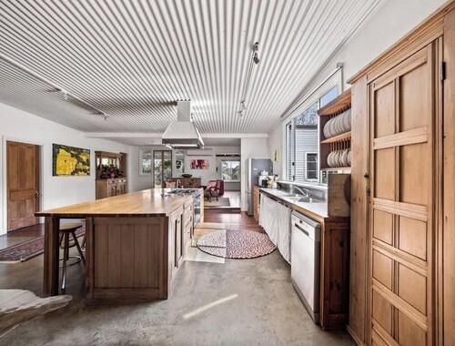 Wisteria Vines Estate—Rustic Elegance by the Coast