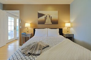 5 Schlafzimmer, Schreibtisch, Bügeleisen/Bügelbrett, Reisekinderbett