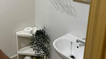 Toallas, jabón, shampoo, papel de baño