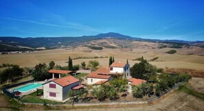 A rural property with a swimming pool, a church, and surrounding fields. - SAN GIUSEPPE - SAN GIUSEPPE UNIFAMILIARE (Piancastagnaio)
