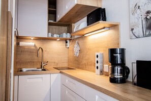 Réfrigérateur, four, plaque de cuisson, cafetière/bouilloire