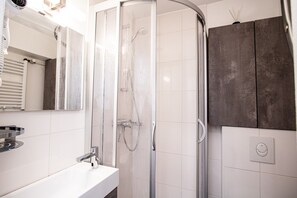 Shower, hair dryer, towels - Vacation apartment in apartment building 'Syltbrise' with Balcony and Wi-Fi (Sylt)