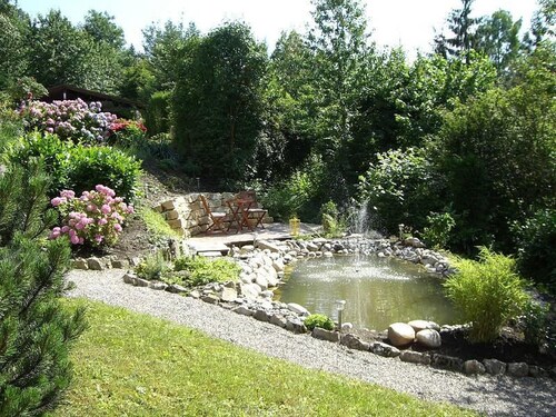 Gemütliche Ferienwohnung mit großer Terrasse, großem Garten und Gartenteich