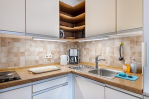 Geladeira, micro-ondas, fogão, cooktop