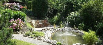 Acogedor apartamento con amplia terraza, gran jardín y estanque ajardinado