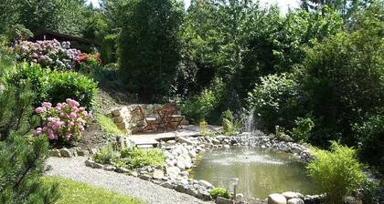 Gemütliche Ferienwohnung mit großer Terrasse, großem Garten und Gartenteich