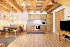 Jääkaappi, mikroaaltouuni, uuni, liesi