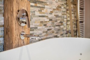 Bruser, hårtørrer, håndklæder