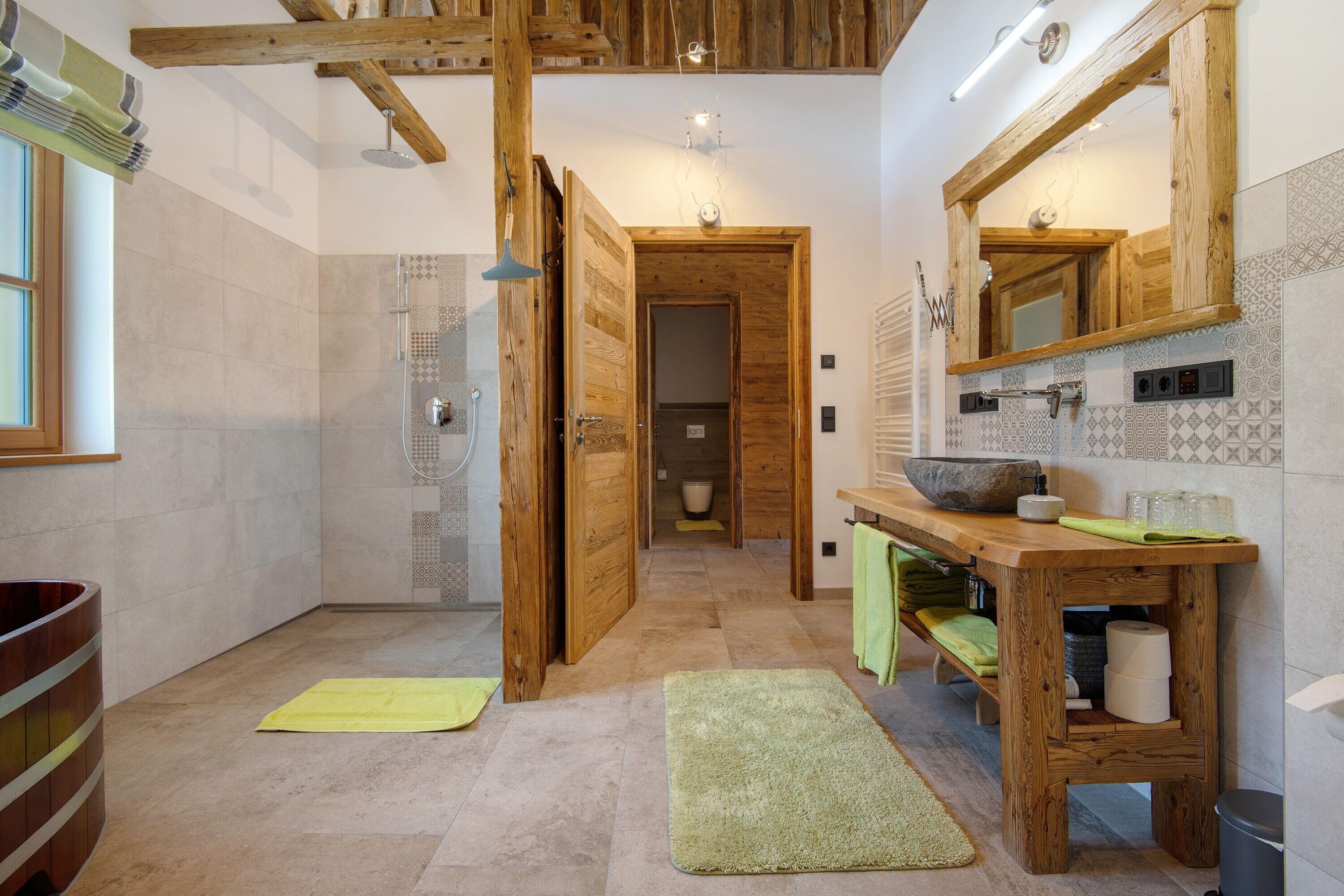 Dusche, kostenlose Toilettenartikel, Haartrockner, Bademäntel
