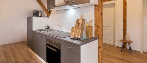 Fridge, oven, stovetop, dishwasher