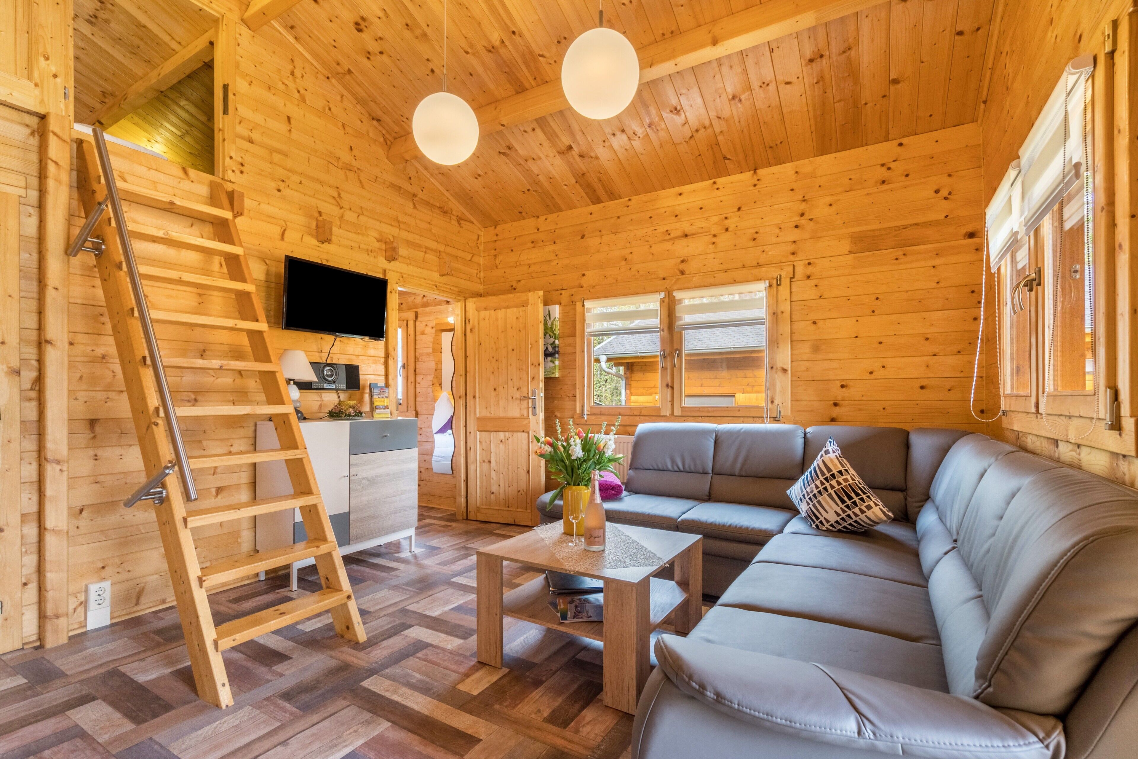 TV, DVD player, mesa de pingue-pongue, aparelho de som