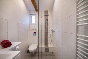 Ducha, secador de pelo, toallas