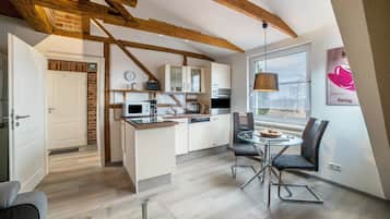 Réfrigérateur, micro-ondes, four, plaque de cuisson