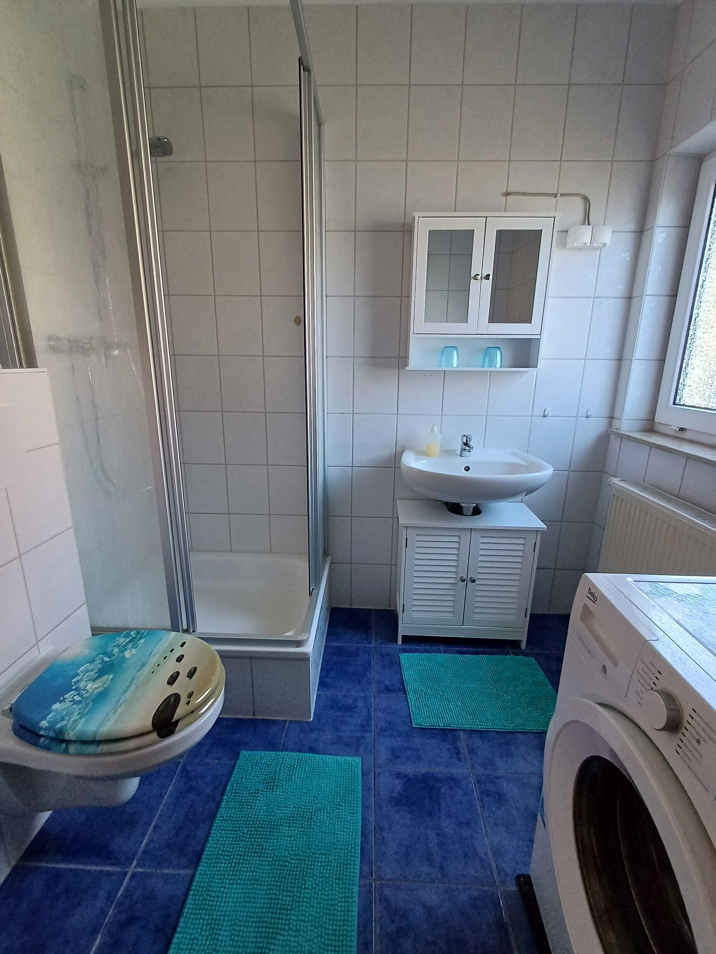 Een douche, een haardroger, handdoeken