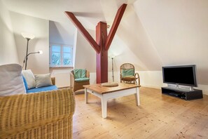 TV - Holiday flat "Kemenate" - individual flat under the roof (Trendelburg)