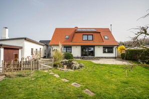 Exterior - Apartment '5 Sterne Boddenblick' with Private Terrace, Balcony and Wi-Fi (Glowe)