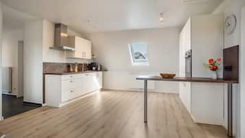 Frigorífico, horno, placa de cocina y lavavajillas