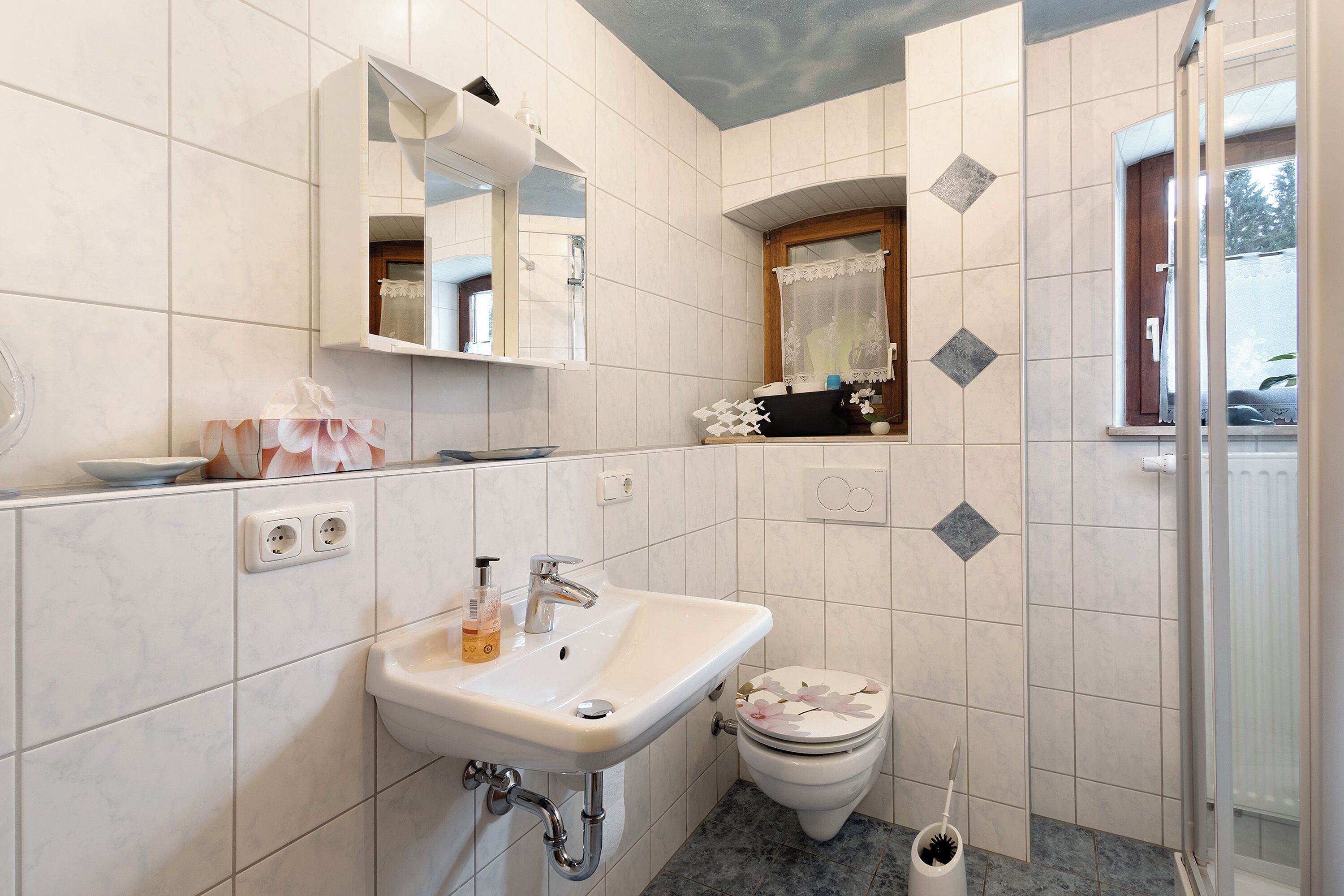 Douche, sèche-cheveux, serviettes fournies