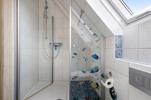 Ducha, artículos de higiene personal gratuitos y secador de pelo
