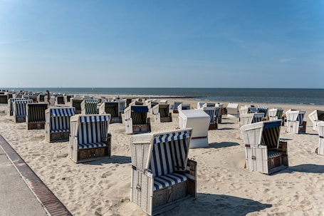 Beach nearby. Apartment 'Ferienhaus Strandfloh' with Private Terrace, Private Garden and Wi-Fi