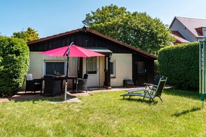 Outdoor dining - Apartment 'Ferienhaus Strandfloh' with Private Terrace, Private Garden and Wi-Fi (Wangerooge)