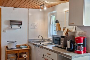 Fridge, microwave, stovetop, coffee/tea maker - Apartment 'Ferienwohnung Kleiner Strandfloh' with Private Terrace, Private Garden and Wi-Fi (Wangerooge)