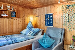 1 bedroom, iron/ironing board, free WiFi, bed sheets - Apartment 'Ferienwohnung Kleiner Strandfloh' with Private Terrace, Private Garden and Wi-Fi (Wangerooge)