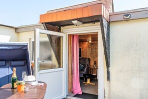 Terrace/patio - Apartment 'Ferienwohnung Kleiner Strandfloh' with Private Terrace, Private Garden and Wi-Fi (Wangerooge)