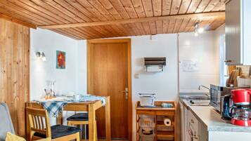 Frigorífico, microondas, placa de cocina y cafetera o tetera