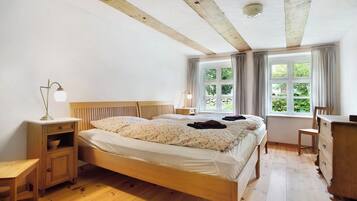 1 bedroom, bed sheets