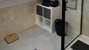 A modern bathroom with a skylight, a white storage unit, and a shower area. - Apartment 'Maisonette Wohnung Frechen City' with Private Terrace, Wi-Fi and Air Conditioning (Frechen)