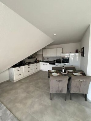 Frigorifero, microonde, forno, piano cottura