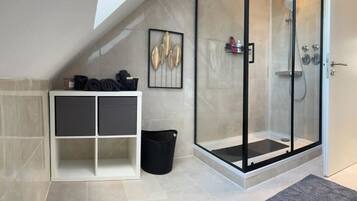 Dusj, toalettartikler (inkludert), hårføner og håndklær