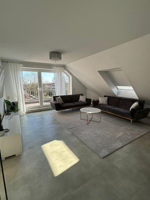 TV - Apartment 'Maisonette Wohnung Frechen City' with Private Terrace, Wi-Fi and Air Conditioning (Frechen)