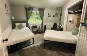 5 bedrooms, desk, iron/ironing board, free WiFi - Luxury Stays at HoneyComb Home-Wine Country- Sleeps 10 w/ Game Room!  (Lawton)
