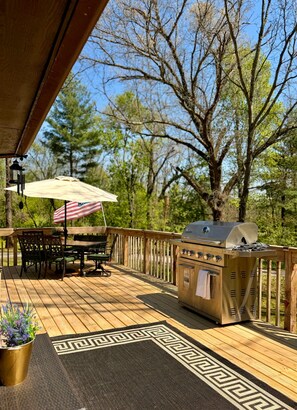 Outdoor dining - Cozy Forest Retreat, Sleeps 12, King Bed, Firepit, Family nights, Game Room (Lawton)