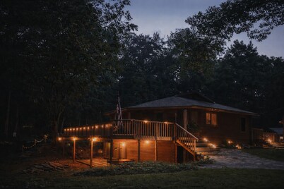Cozy Forest Retreat, Sleeps 12, King Bed, Firepit, Family nights, Game Room