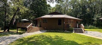 Cozy Michigan Retreat Near Wineries • Deck, Firepit & Fall Foliage